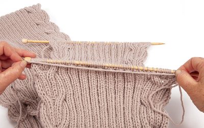 Loopschal mit Zopfmuster stricken - Schritt 25