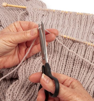 Loopschal mit Zopfmuster stricken - Schritt 26