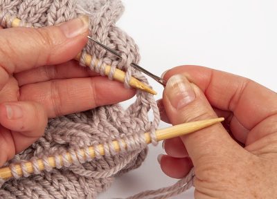 Loopschal mit Zopfmuster stricken - Schritt 36