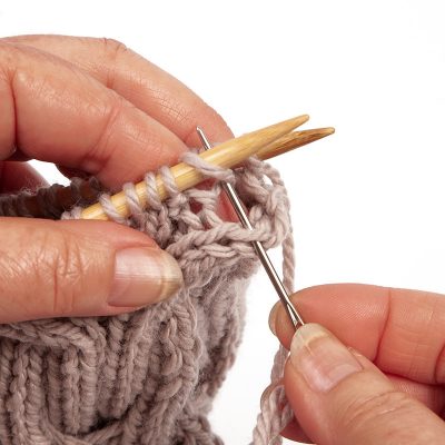 Loopschal mit Zopfmuster stricken - Schritt 38