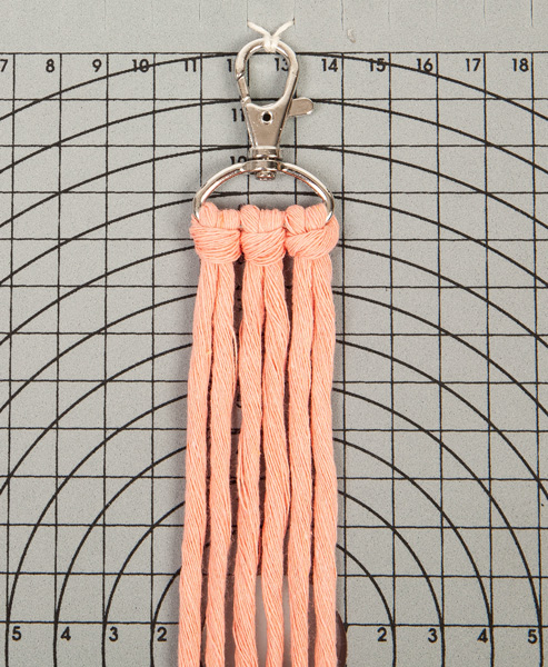 Makramee-Schlüsselanhänger knüpfen - Schritt 1 Makramee-Schlüsselanhänger knüpfen - Schritt 1