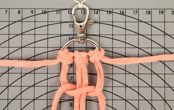 Makramee-Schlüsselanhänger knüpfen - Schritt 2 Makramee-Schlüsselanhänger knüpfen - Schritt 2