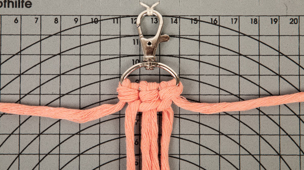 Makramee-Schlüsselanhänger knüpfen - Schritt 3 Makramee-Schlüsselanhänger knüpfen - Schritt 3