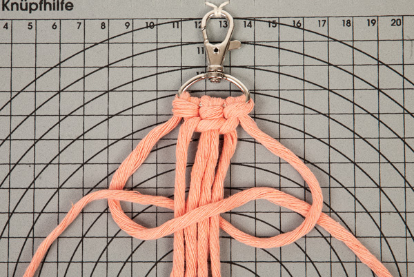 Makramee-Schlüsselanhänger knüpfen - Schritt 4 Makramee-Schlüsselanhänger knüpfen - Schritt 4