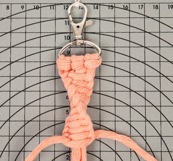 Makramee-Schlüsselanhänger knüpfen - Schritt 5 Makramee-Schlüsselanhänger knüpfen - Schritt 5