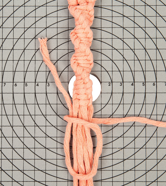 Makramee-Schlüsselanhänger knüpfen - Schritt 6 Makramee-Schlüsselanhänger knüpfen - Schritt 6