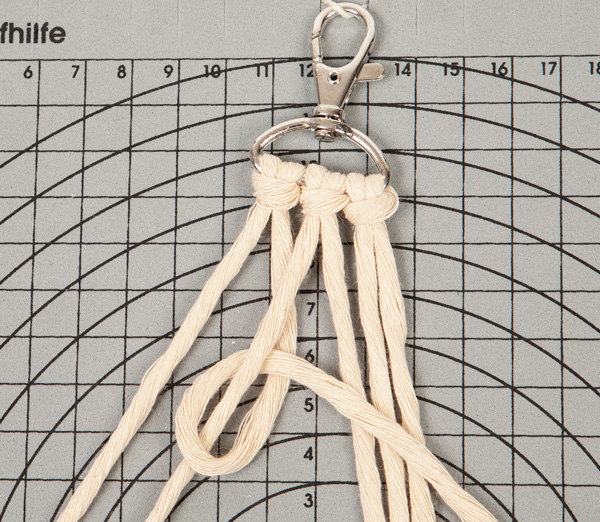 Makramee-Schlüsselanhänger knüpfen - Schritt 9 Makramee-Schlüsselanhänger knüpfen - Schritt 9