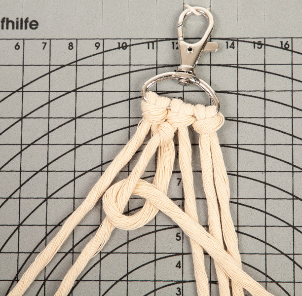 Makramee-Schlüsselanhänger knüpfen - Schritt 10 Makramee-Schlüsselanhänger knüpfen - Schritt 10