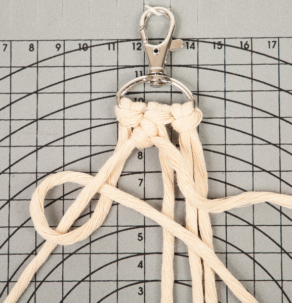 Makramee-Schlüsselanhänger knüpfen - Schritt 11 Makramee-Schlüsselanhänger knüpfen - Schritt 11