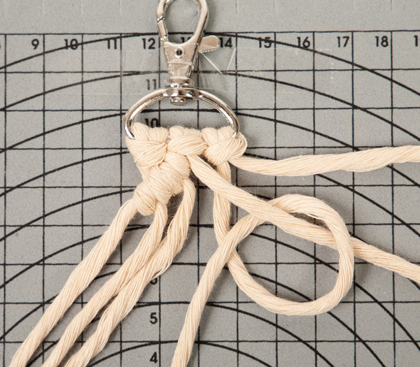 Makramee-Schlüsselanhänger knüpfen - Schritt 12 Makramee-Schlüsselanhänger knüpfen - Schritt 12