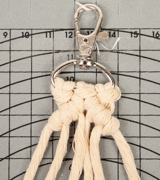 Makramee-Schlüsselanhänger knüpfen - Schritt 13 Makramee-Schlüsselanhänger knüpfen - Schritt 13