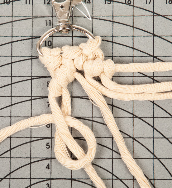 Makramee-Schlüsselanhänger knüpfen - Schritt 14 Makramee-Schlüsselanhänger knüpfen - Schritt 14
