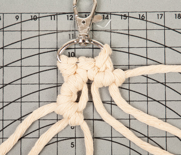 Makramee-Schlüsselanhänger knüpfen - Schritt 15 Makramee-Schlüsselanhänger knüpfen - Schritt 15
