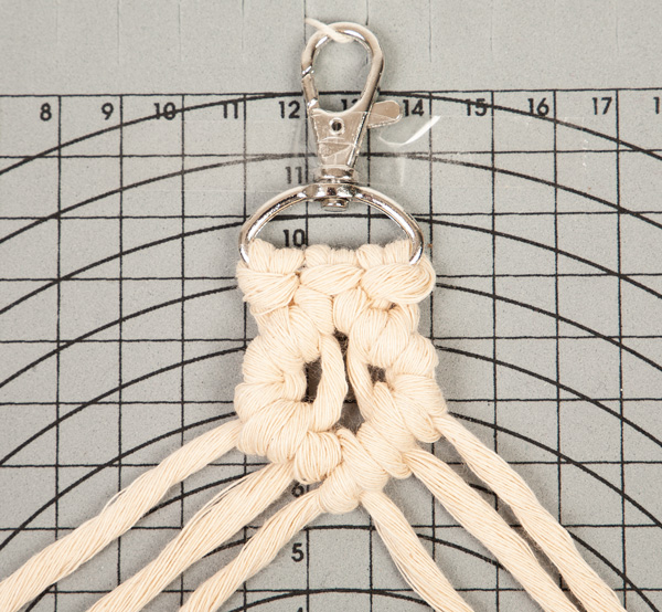Makramee-Schlüsselanhänger knüpfen - Schritt 16 Makramee-Schlüsselanhänger knüpfen - Schritt 16