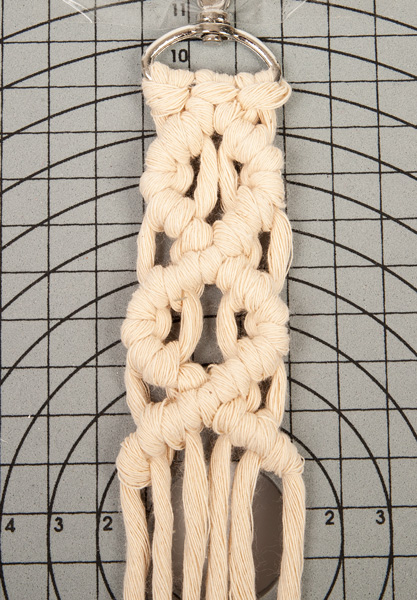 Makramee-Schlüsselanhänger knüpfen - Schritt 17 Makramee-Schlüsselanhänger knüpfen - Schritt 17