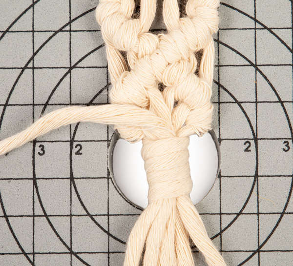 Makramee-Schlüsselanhänger knüpfen - Schritt 18 Makramee-Schlüsselanhänger knüpfen - Schritt 18