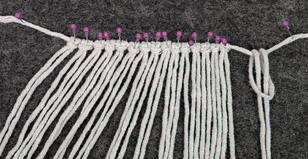 Makramee-Handytasche knüpfen - Schritt 1 Makramee-Handytasche knüpfen - Schritt 1