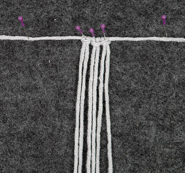 Makramee-Handytasche knüpfen - Schritt 9 Makramee-Handytasche knüpfen - Schritt 9