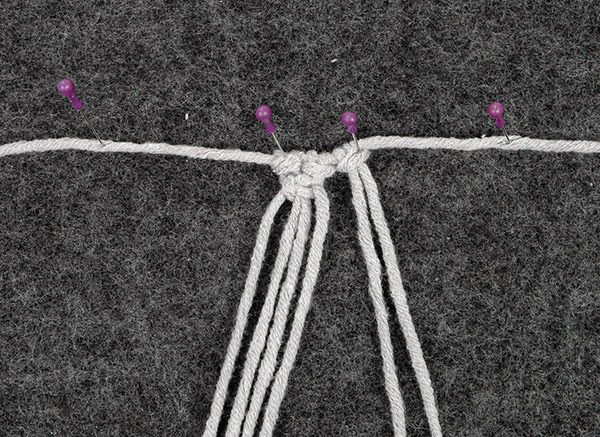 Makramee-Handytasche knüpfen - Schritt 10 Makramee-Handytasche knüpfen - Schritt 10