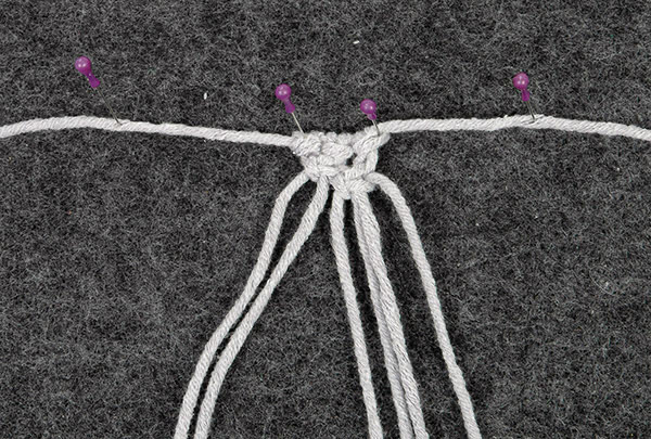 Makramee-Handytasche knüpfen - Schritt 11 Makramee-Handytasche knüpfen - Schritt 11