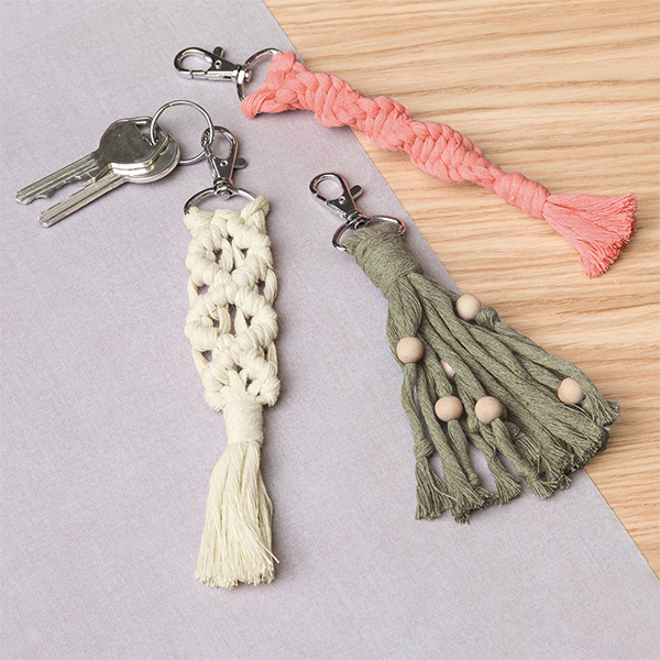 Makramee-Schlüsselanhänger knüpfen