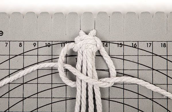 Makramee-Engel knüpfen - Schritt 10 Makramee-Engel knüpfen - Schritt 10