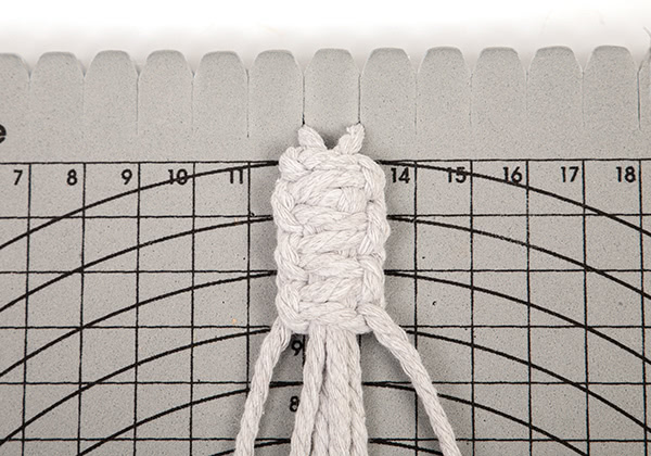 Makramee-Engel knüpfen - Schritt 11 Makramee-Engel knüpfen - Schritt 11