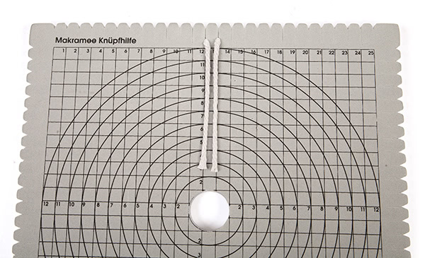 Makramee-Engel knüpfen - Schritt 2 Makramee-Engel knüpfen - Schritt 2