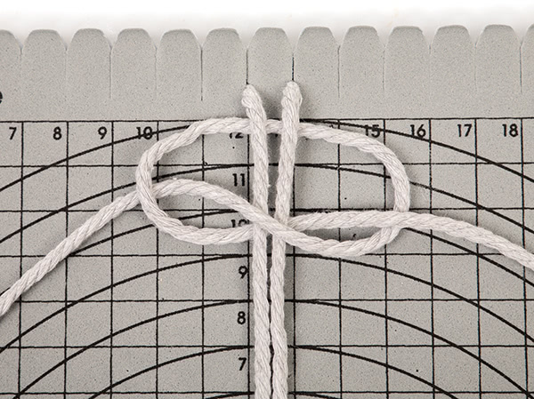 Makramee-Engel knüpfen - Schritt 4 Makramee-Engel knüpfen - Schritt 4