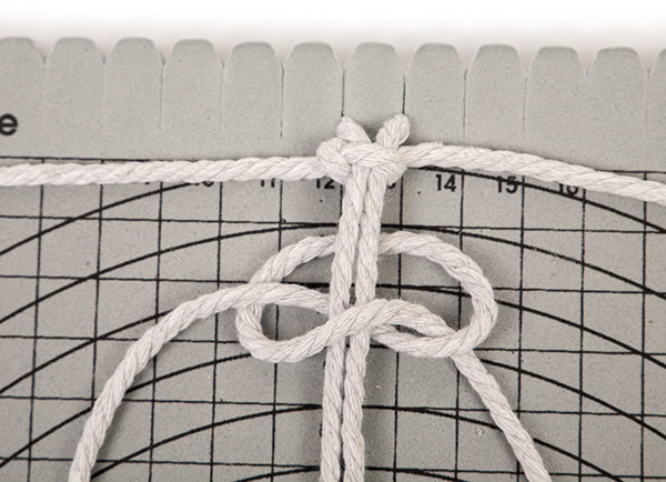 Makramee-Engel knüpfen - Schritt 6 Makramee-Engel knüpfen - Schritt 6