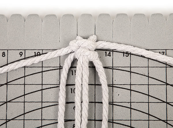 Makramee-Engel knüpfen - Schritt 7 Makramee-Engel knüpfen - Schritt 7