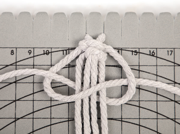 Makramee-Engel knüpfen - Schritt 8 Makramee-Engel knüpfen - Schritt 8