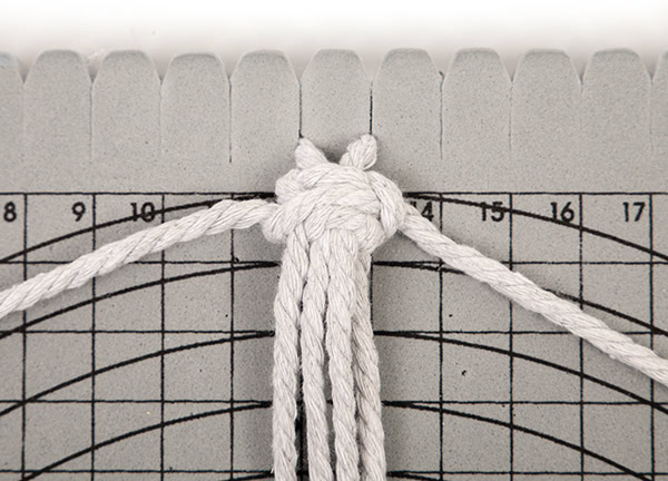 Makramee-Engel knüpfen - Schritt 9 Makramee-Engel knüpfen - Schritt 9