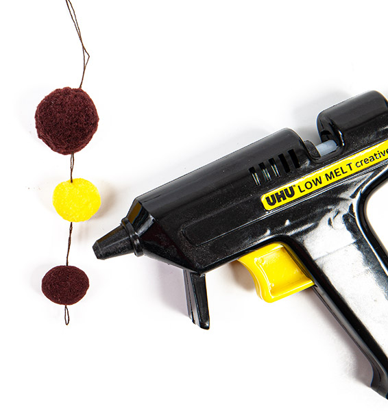 Bienen aus Pompons basteln - Schritt 5 Bienen aus Pompons basteln - Schritt 5