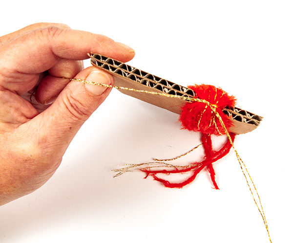 Engel aus Quasten basteln - Schritt 6 Engel aus Quasten basteln - Schritt 6