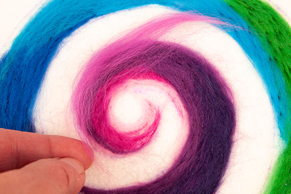 Regenbogenspirale auf Keilrahmen basteln - Schritt 9