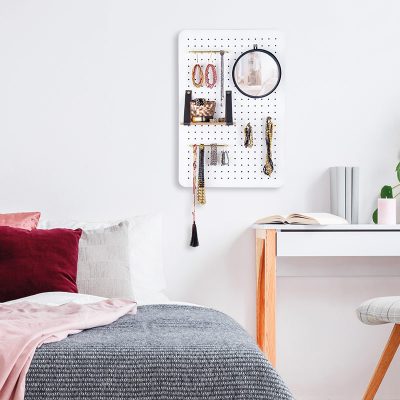 Pin & Peg Organizer im Schlafzimmer Pin & Peg Organizer im Schlafzimmer