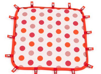 Schüsselnest - Band mit Stoffklammern befestigt