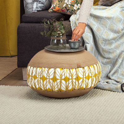 Sitzpouf mit der Trendfarbe Ocker