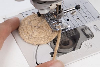 Sitzpouf mit Jutegarn nähen - Schritt 4 Sitzpouf mit Jutegarn nähen - Schritt 4