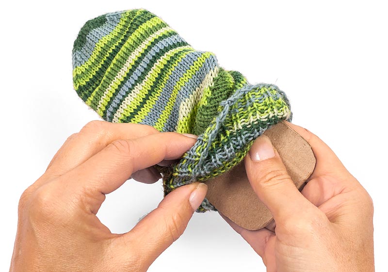 Sockenbremse auftragen - Karton in die Socke stecken