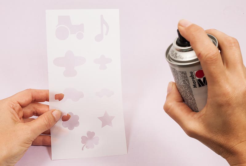 Sockenbremse auftragen - Schablone mit Fixierspray einsprühen