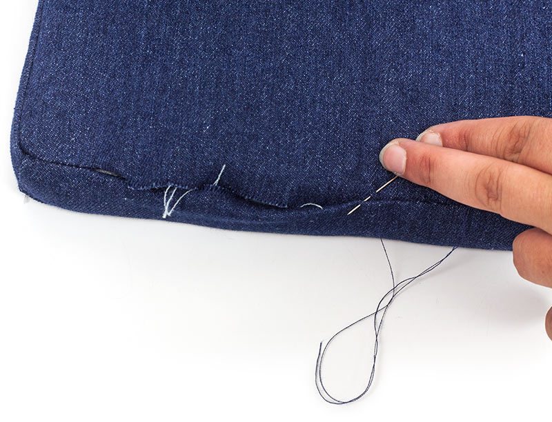 Stadionkissen nähen - Kissenhülle mit Handnaht schließen