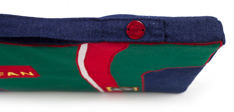 Stadionkissen nähen - Trageriehmen mit Handmade-Label verzieren