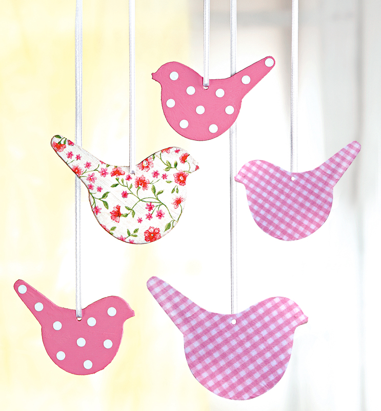 Frühlingshafte Vögel zum Hängen