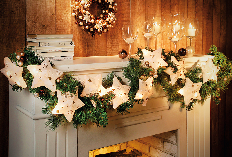 Weihnachtsgirlande mit leuchtenden Sternen