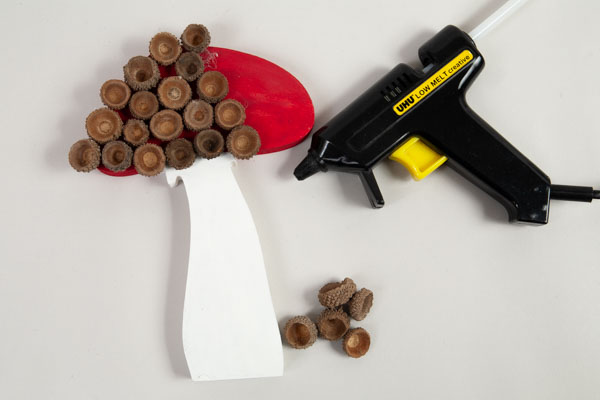 fliegenpilze-aus-naturmaterialien-g_schritt04