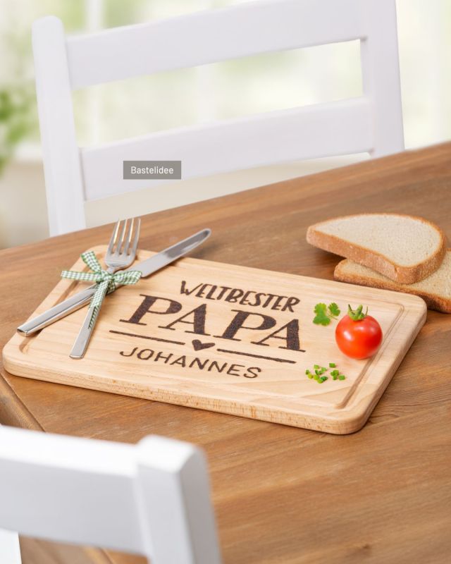 Brandheiße Bastelidee für den besten Papa!

Mit unserem DIY-Brotzeittablett zum Vatertag wird Papas Lieblingskaffee stilvoll serviert – inklusive persönlicher Gravur mit dem Brandmalkolben. ☕🔥
Die Anleitung findet Ihr auf dem buttinette Blog in unserer Profilbeschreibung verlinkt – jetzt losbasteln und dem Papa ein Lächeln auf den Frühstücksteller zaubern! 🥐🧰

#vatertagsdiy #vatertag #vatertagsidee #basteln #buttinette