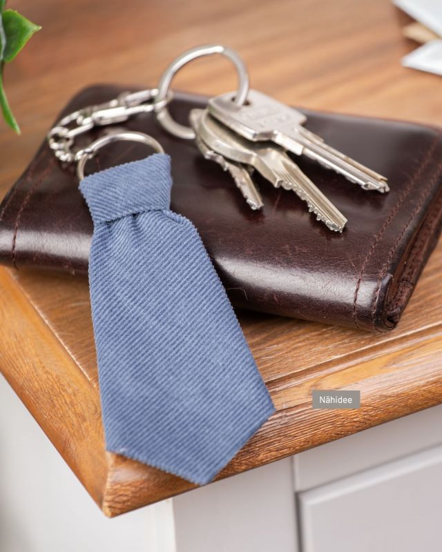 👔🎁 Schlüssel zum Papa-Herz!

Der Vatertag naht – und Ihr sucht noch das passende Geschenk?  Unser Schlüsselanhänger in Krawattenform ist nicht nur schnell genäht, sondern auch ein echtes Statement für Papas Schlüsselbund. ✂️🧵 Alle Materialien und die Anleitung findet Ihr wie immer verlinkt – ran an die Nähmaschine! 

#vatertagsdiy #nähenfürvatertag #batertagsidee #nähen #buttinette