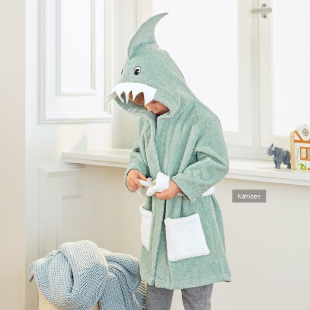 🌞🧵 Hai-light am Strand!

Unser Bademantel mit Haikapuze ist das perfekte Nähprojekt für kleine Badenixen und Wasserhelden. Nach dem Sprung ins kühle Nass macht er ruckzuck warm und glücklich! 🌞🏖️
Alle Materialien und die Anleitung findet Ihr in der Profilbeschreibung verlinkt – jetzt nachnähen und Sommerfreude verschenken!

#diybademantel #kreativnähen #sommeridee #buttinette